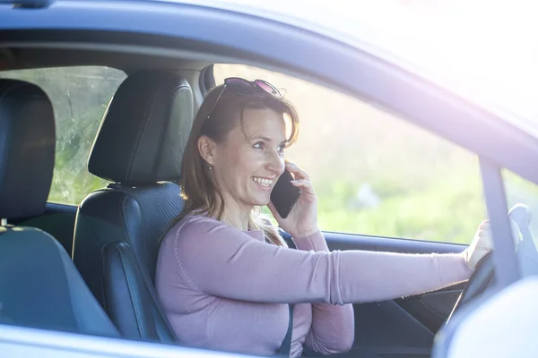 Segurança Trânsito Menina Bonita Falando Telefone Enquanto Dirige Tonificado — Fotografia de Stock