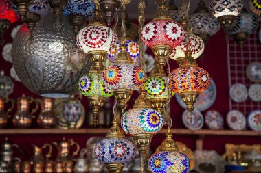 Hediyelik eşya dükkanında geleneksel el yapımı Türk lambaları. Bakhysarai, Ukrayna, Kırım 18 Ekim 2020.