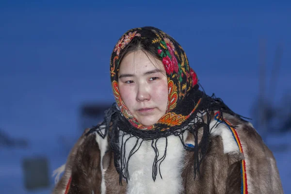 Junges Mädchen Der Nationalen Winterkleidung Der Nördlichen Bewohner Der Tundra — Stockfoto