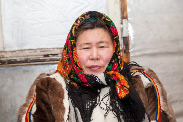 Frau Der Nationalen Winterkleidung Der Nördlichen Bewohner Der Tundra Des — Stockfoto