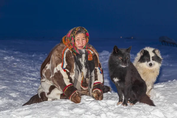 Uma Mulher Nas Roupas Nacionais Inverno Dos Habitantes Norte Tundra — Fotografia de Stock