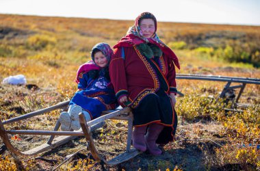 En kuzeyde Yamal, Nenets halkının geçmişi, kuzeydeki insanların evleri, tundrada yurt yakınlarında bir aile fotoğrafı..