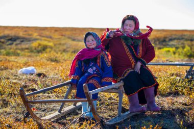 En kuzeyde Yamal, Nenets halkının geçmişi, kuzeydeki insanların evleri, tundrada yurt yakınlarında bir aile fotoğrafı..