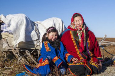 En kuzeyde Yamal, Nenets halkının geçmişi, kuzeydeki insanların evleri, tundrada yurt yakınlarında bir aile fotoğrafı.