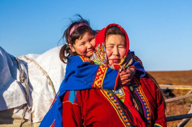 En kuzeyde Yamal, Nenets halkının geçmişi, kuzeydeki insanların evleri, tundrada yurt yakınlarında bir aile fotoğrafı..