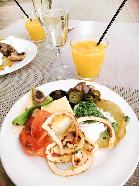 Delicioso Desayuno Restaurante Panqueque Con Crema Agria Con Queso Pescado —  Fotos de Stock