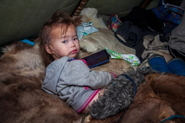 Ekstremalna Północ Yamal Życie Ludzi Nenets Zamieszkanie Narodów Północy Dziewczyna — Zdjęcie stockowe