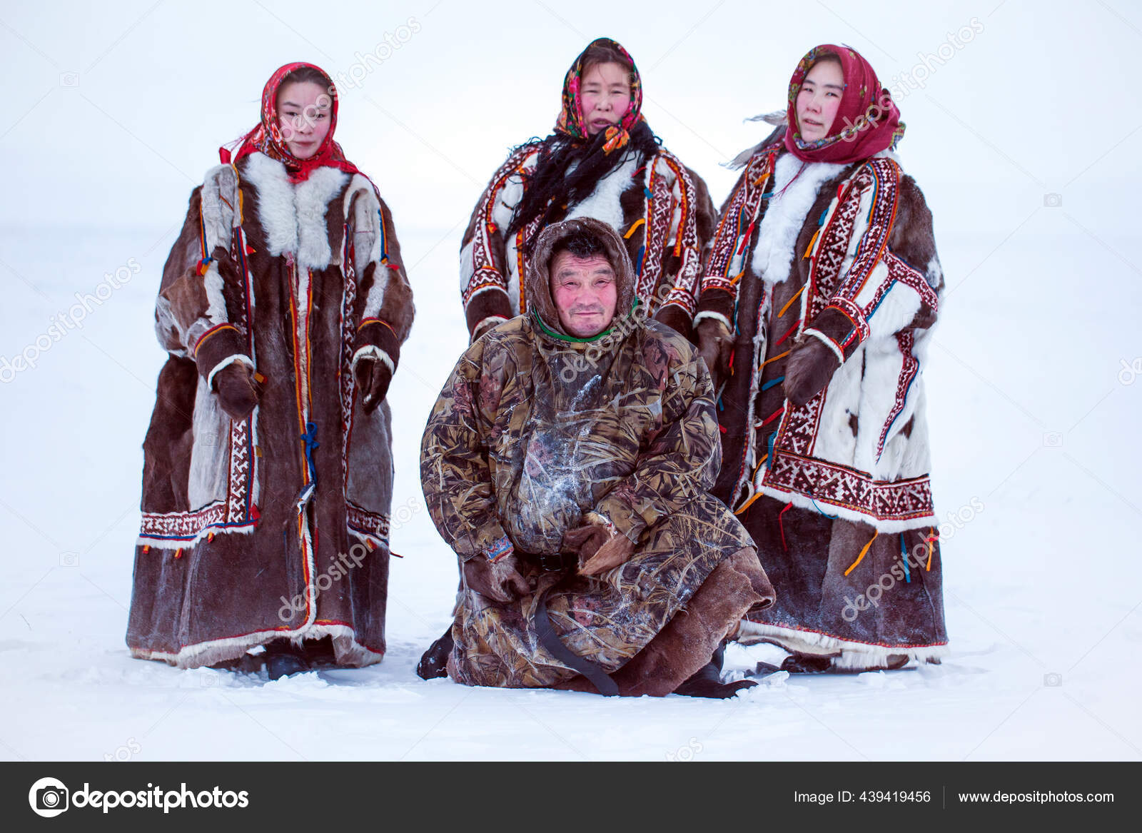 ヤマロ ネネツ族自治オクル 極端な北 ツンドラ北部住民の民族冬服で