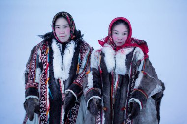 Yamalo-Nenets Özerk Okrug, Kuzey Kutup Dairesi, Kuzey Kutbu sakinlerinin ulusal kış kıyafetleri içinde Nenets ailesi.