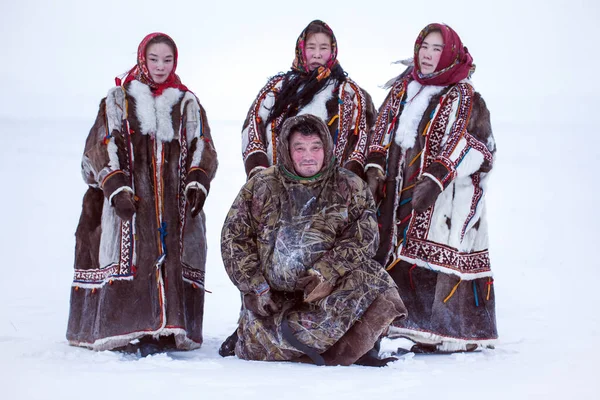 Yamalo Nenets Okrug Autônomo Extremo Norte Família Nenets Nas Roupas — Fotografia de Stock