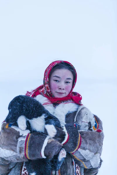 Ein Junges Mädchen Der Nationalen Winterkleidung Der Nördlichen Bewohner Der — Stockfoto