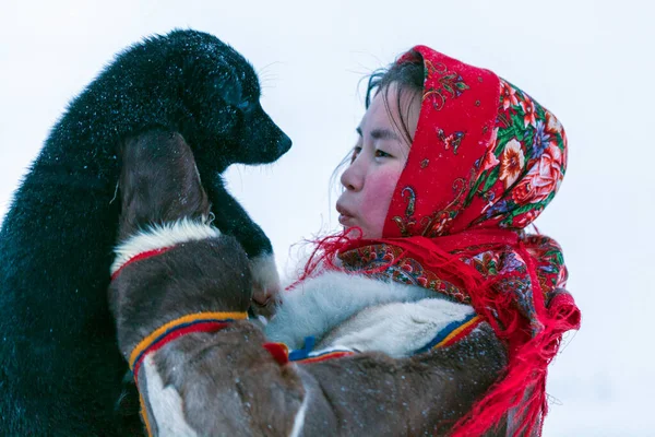 Una Joven Ropa Invierno Nacional Los Habitantes Del Norte Tundra — Foto de Stock