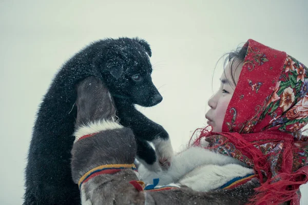 Tundra Nın Kuzey Sakinlerinin Ulusal Kış Kıyafetleri Içinde Genç Bir — Stok fotoğraf