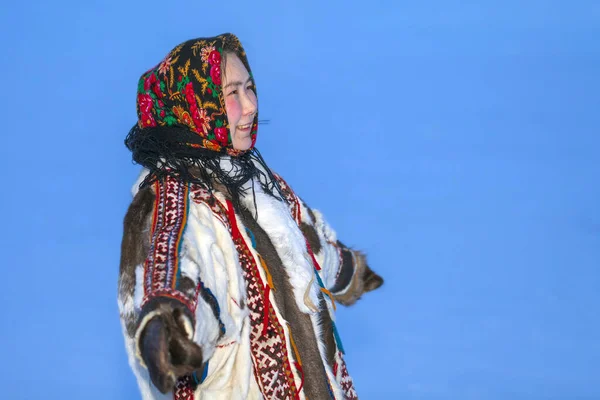 Ung Flicka Nationella Vinterkläder Norra Invånarna Tundran Den Arktiska Cirkeln — Stockfoto