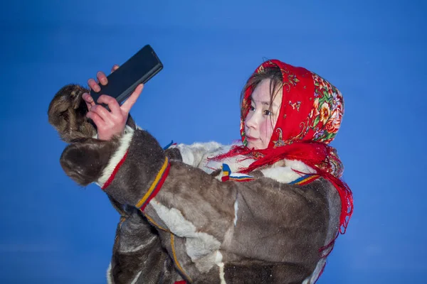 Tundra Nın Kuzeyindeki Milli Kış Kıyafetleri Içindeki Genç Bir Kız — Stok fotoğraf