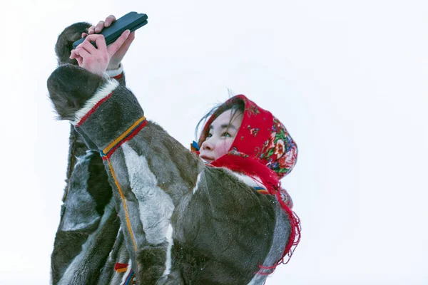 Молода Дівчина Національному Зимовому Одязі Північних Мешканців Тундри Бере Селфі — стокове фото