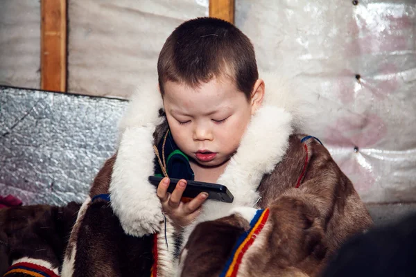 Мальчик Национальной Зимней Одежде Северных Жителей Тундры Делает Селфи Смартфоне — стоковое фото