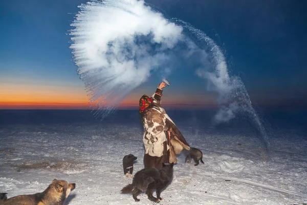 Kaynar Suyla Kar Yapmak Uzak Kuzey Kız Eksi Derecede Sıcak — Stok fotoğraf