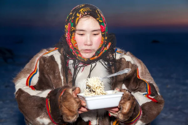 Círculo Ártico Fideos Chinos Congelados Tenedor Pasta Levitación Heladas Menos — Foto de Stock