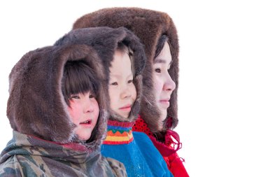 Aile, Nenets ailesinin kışın çekilmiş fotoğrafı. Ulusal kıyafetler, profil fotoğrafı.