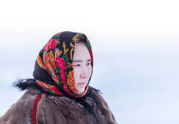 Fiatal Lány Tundrák Északi Lakosainak Nemzeti Téli Ruháiban Északi Sarkkör — Stock Fotó