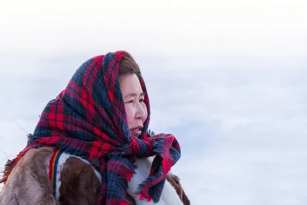 Menina Jovem Nas Roupas Nacionais Inverno Dos Habitantes Norte Tundra — Fotografia de Stock
