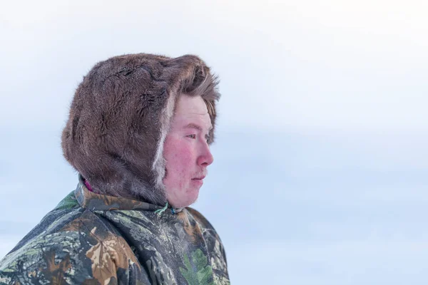 Giovanotto Nei Vestiti Invernali Nazionali Degli Abitanti Settentrionali Della Tundra — Foto Stock