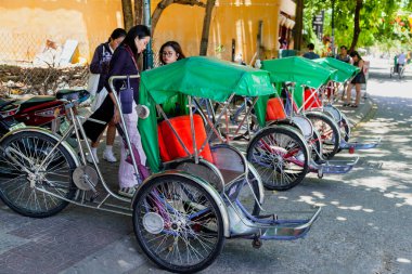 Eski Mahalle, Hanoi Sokağı, Vietnam sokaklarında çekçek. Hanoi, Vietnam - 11 Haziran 2019.