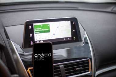 Google android otomobil uygulaması, Android telefonunda Google Harita navigasyonu kullanılarak: Rusya, Rostov-on-Don 20 Kasım 2020.