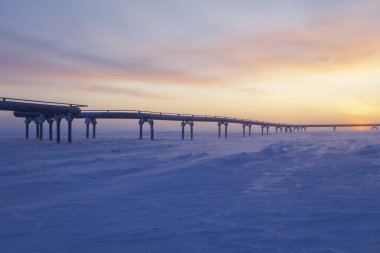 Doğalgaz boru hatları, doğalgaz ve petrol taşımacılığı, petrol ve doğalgaz sanayii, uzak kuzeydeki gaz ve petrol sahaları, kışın güneş batarken doğalgaz boru hattı