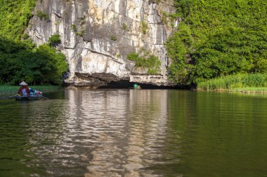 Ninh Binh, Vietnam, dağların arasındaki güzel pirinç tarlaları, dağın tepesinden manzara, Tam Coc Ulusal Parkı
