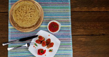 Rus gözlemeleri, Rus krep haftası için geleneksel kırmızı cavier ile. 