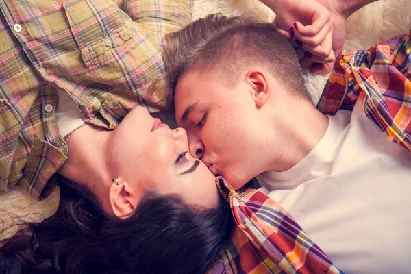 ラブストーリー 愛情のあるカップルは 互いにキスし 心の形でキャンディーで唇を覆います バレンタインデー — ストック写真