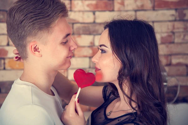 Genç Sevgi Dolu Bir Çift Birbirlerini Öpüp Dudaklarını Kalp Şeklinde — Stok fotoğraf