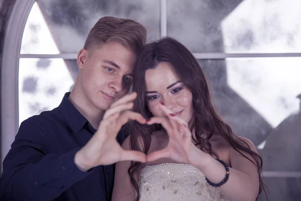 Sevgililer Günü Aşk Hikayesi Elleriyle Kalp Yapan Genç Çift Sevgililer — Stok fotoğraf