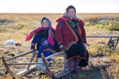 En kuzeyde Yamal, Nenets halkının geçmişi, kuzeydeki insanların evleri, tundrada yurt yakınlarında bir aile fotoğrafı..