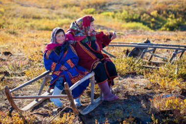 En kuzeyde Yamal, Nenets halkının geçmişi, kuzeydeki insanların evleri, tundrada yurt yakınlarında bir aile fotoğrafı..