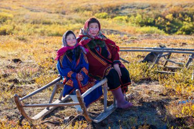 En kuzeyde Yamal, Nenets halkının geçmişi, kuzeydeki insanların evleri, tundrada yurt yakınlarında bir aile fotoğrafı..