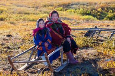 En kuzeyde Yamal, Nenets halkının geçmişi, kuzeydeki insanların evleri, tundrada yurt yakınlarında bir aile fotoğrafı..