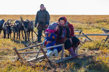 En kuzeyde Yamal, Nenets halkının geçmişi, kuzeydeki insanların evleri, tundrada yurt yakınlarında bir aile fotoğrafı..