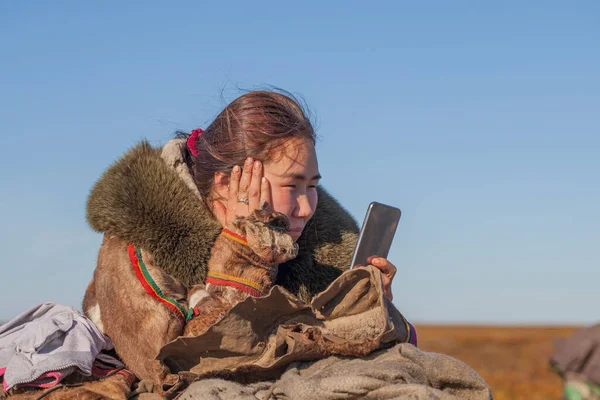 Una Joven Ropa Invierno Nacional Los Habitantes Del Norte Tundra — Foto de Stock