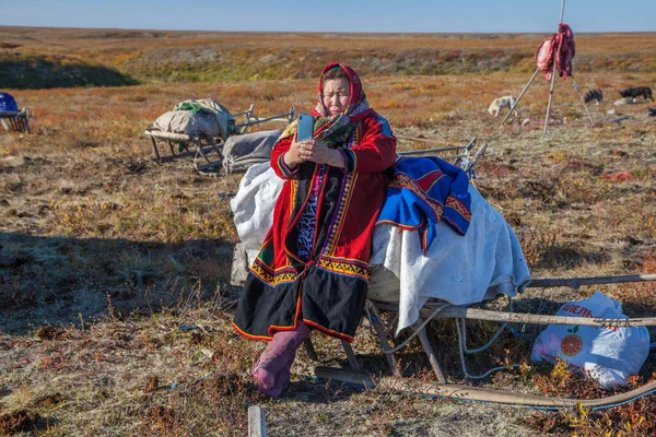 Młoda Dziewczyna Narodowej Zimowej Odzieży Północnych Mieszkańców Tundry Robi Sobie — Zdjęcie stockowe