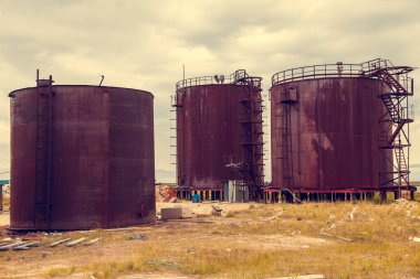 Büyük petrol konteynerleri, yükselen petrol fiyatları konsepti,