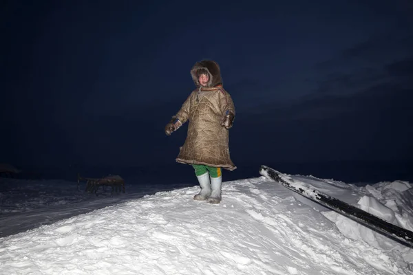Ένα Μικρό Κορίτσι Εθνικά Χειμερινά Ρούχα Των Βόρειων Κατοίκων Της — Φωτογραφία Αρχείου