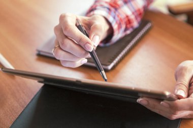 Uzaktan çalışma, serbest çalışma, kız blogcu evde tablet üzerinde çalışıyor..