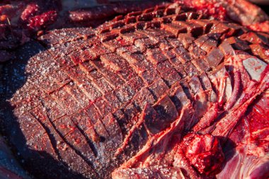 En kuzeyde, Yamal, geyik eti hazırlığı, geyiklerin derisini yüzer.,