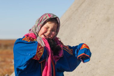 En kuzeyde Yamal, Nenet halkının yaşamı, kuzeydeki insanların evi, tundrada bir yurtta oynayan bir kız.