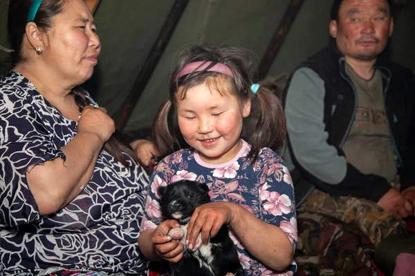 Ekstremalna Północ Yamal Przeszłość Ludzi Nenets Zamieszkanie Narodów Północy Dziewczyna — Zdjęcie stockowe