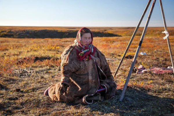 Szélsőséges Északon Yamal Nenets Emberek Élete Rénszarvaspásztor Asszisztens Földön Vár — Stock Fotó