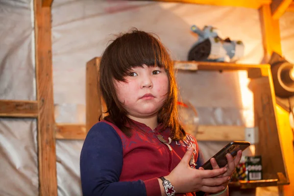 Ένα Νεαρό Κορίτσι Εθνικά Χειμωνιάτικα Ρούχα Των Βόρειων Κατοίκων Της — Φωτογραφία Αρχείου